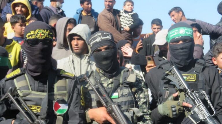 بالصور.. مشاركة “المجاهدين” بتسليم أسرى العدو