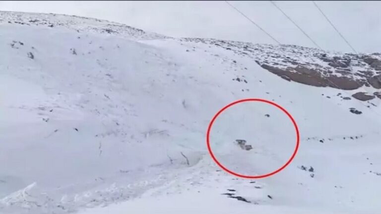 انهيار جليدي يدمّر جرافة! (فيديو)