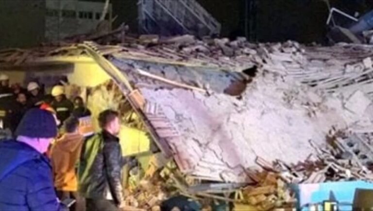 بالفيديو.. لحظة انهيار مبنى من 3 طوابق في تركيا