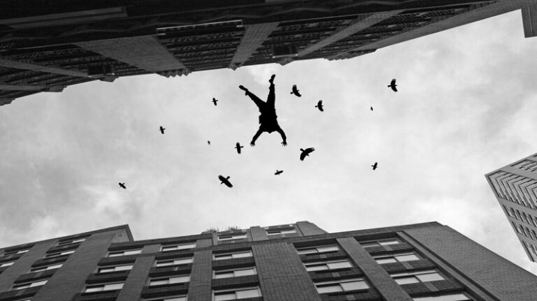 انتحر بعد “خيبة أمله بالحب”! (فيديو)