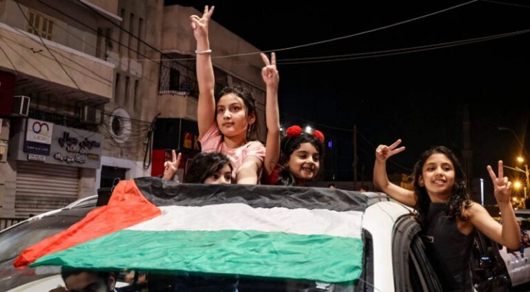 بالفيديو.. احتفالات داخل المخيمات الفلسطينية في لبنان