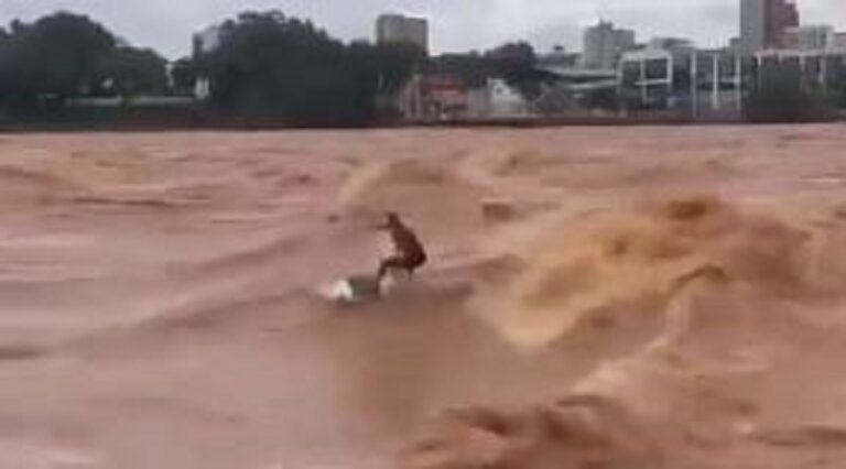 بالفيديو – فيضانات في البرازيل.. وراكب أمواج يستعرض مهاراته فوق النهر!