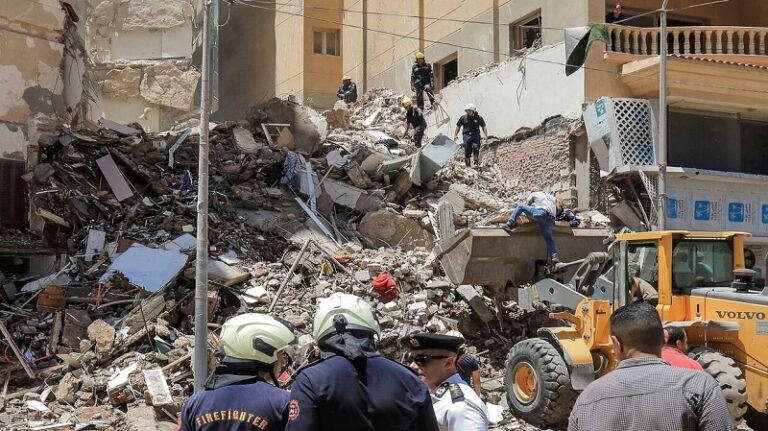 انهيار عقار في الإسكندرية (صور)