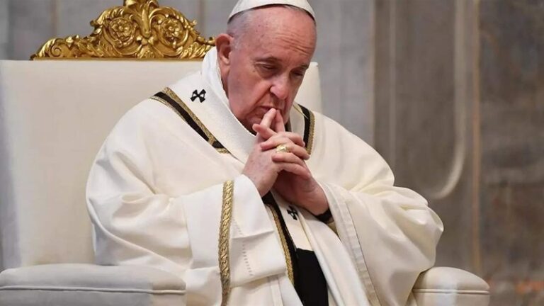 البابا فرنسيس يسقط ويصيب ساعده