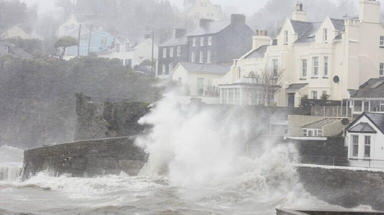 إلغاء رحلات جوية في إيرلندا وبريطانيا بسبب “إيوين” (فيديو)