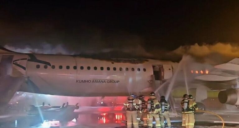 اندلاع حريق داخل طائرة في كوريا الجنوبية.. وإصابات (فيديو)