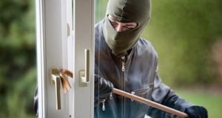 إقتحموا منزلاً وسرقوا 100,000 دولار!