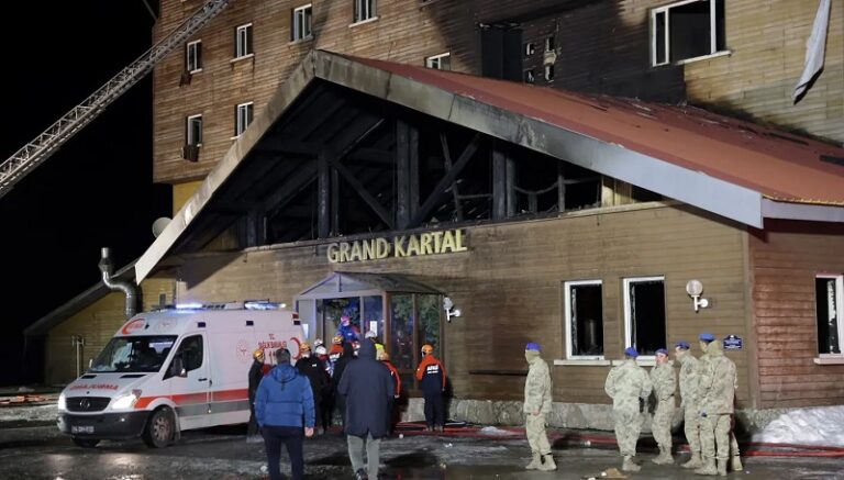 “إهمال كبير ولا نظام سلامة”.. تفاصيل جديدة عن حريق الفندق بتركيا