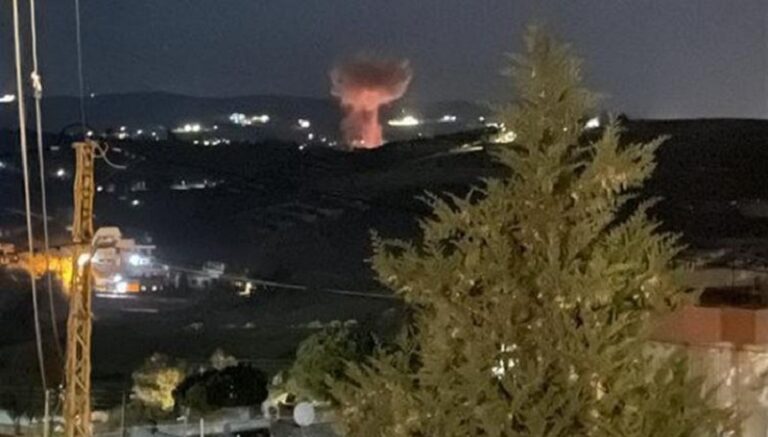 قذائف ضوئية بين ميس الجبل وبليدا