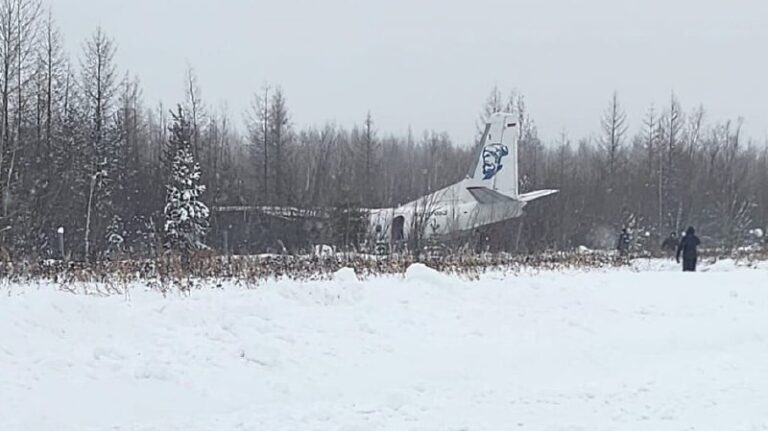 طائرة ركاب تخرج عن المدرج (فيديو)