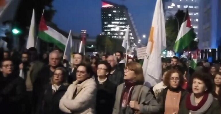 تظاهرات في قبرص احتجاجاً على زيارة رئيس الاحتلال (فيديو)