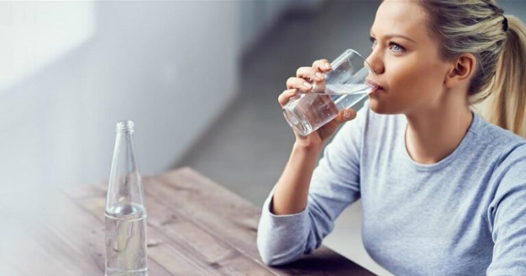 فوائد شرب الماء على معدة فارغة صباحاً