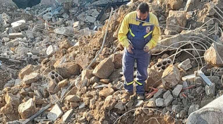 الدفاع المدني ينتشل جثمان شهيد في الخيام