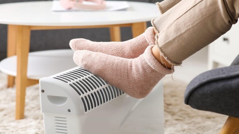 أسباب برودة القدمين شتاءً