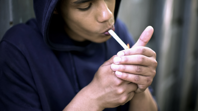 تأثير المخدرات والكحول على أدمغة المراهقين