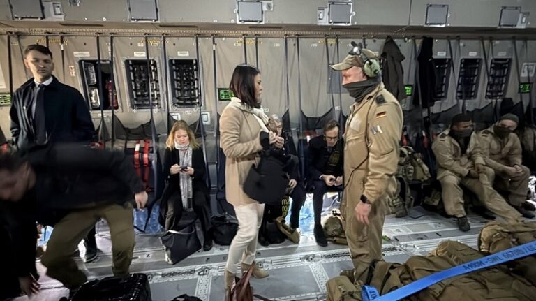 بالصور.. وزيرة الخارجية الألمانية ترتدي سترة واقية من الرصاص في دمشق