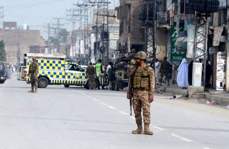 4 قتلى وعشرات الجرحى بتفجير في باكستان (فيديو – صورة)
