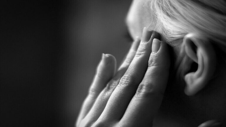 تصفح الهاتف لفترات طويلة يزيد من خطر الإصابة بالصداع النصفي؟