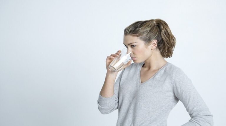 فوائد شرب الماء على معدة فارغة صباحاً