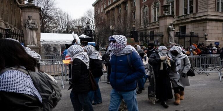 نشطاء يحرقون الصهيونية في جامعة كولومبيا بنيويورك (فيديو – صور)