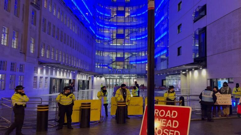 شرطة لندن تطوق مبنى “بي بي سي” بسبب محتجين متضامنين مع غزة