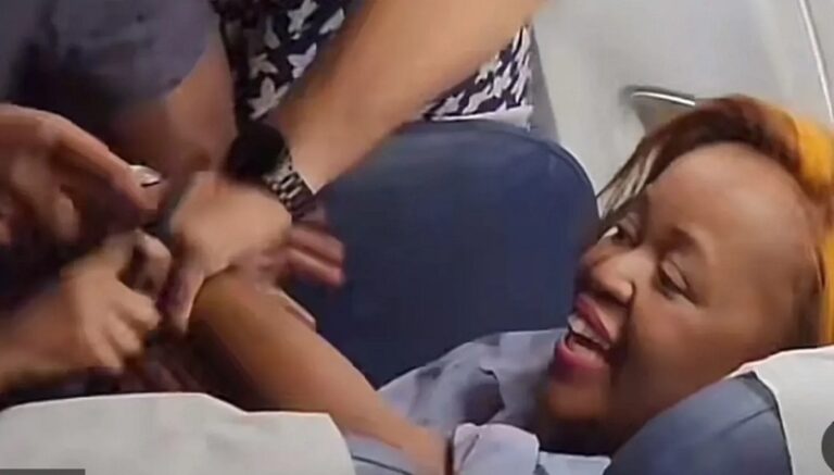 سكبت المشروب وألقت شعرها المستعار في وجه المضيفة!