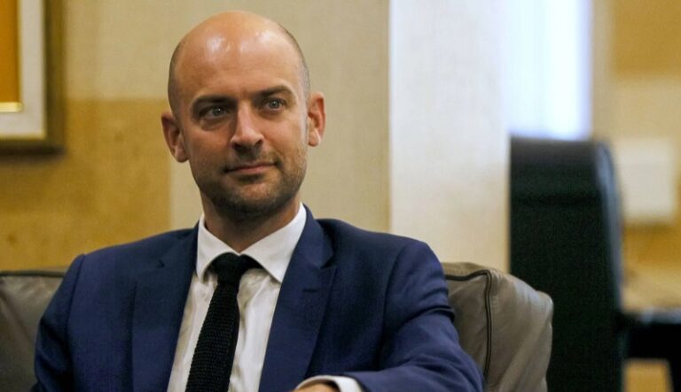 بارو: سنرد على قرار الجزائر غير المبرر