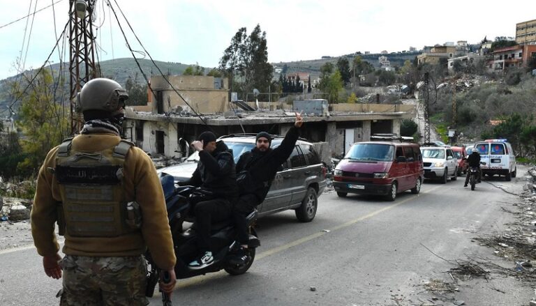 أهالي حولا يتقدمون نحو البلدة (فيديو)