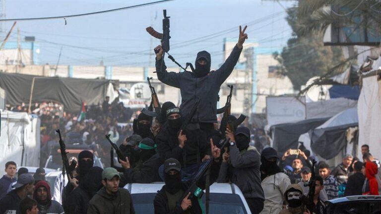 بالفيديو – لحظة تسليم الأسيرات الصهاينة الثلاث بغزة