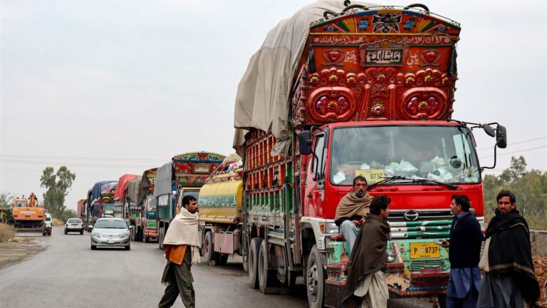 7 إصابات بهجوم على قافلة مساعدات في باكستان