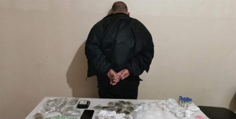 يروّج المخدرات على متن سيارة أجرة.. في قبضة “الأمن”