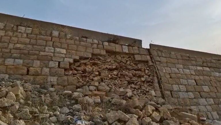 انهيار جزئي لطريق ضهر البيدر