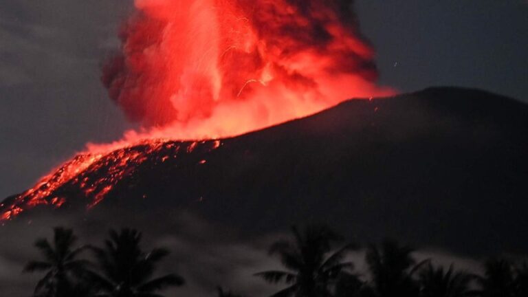 بالفيديو.. ثوران بركان “إيبو” في إندونيسيا