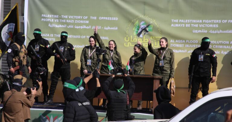 بالفيديو.. تسليم الدفعة الثانية من الأسرى الصهاينة