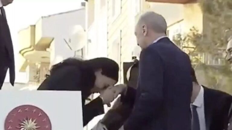نائبة تركية تقبل يد أردوغان (فيديو)