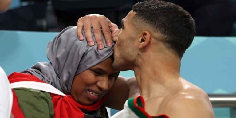 حكيمي يكشف سبب تحويل كل امواله الى حسابات والدته