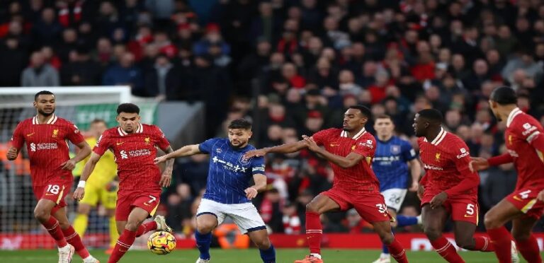 ليفربول يعزز صدارته للبريميرليغ برباعية وآرسنال ينتصر بصعوبة على وولفرهامبتون