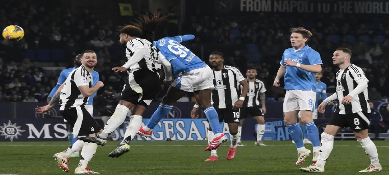 نابولي يُلحق بيوفنتوس هزيمته الأولى في الكالتشيو