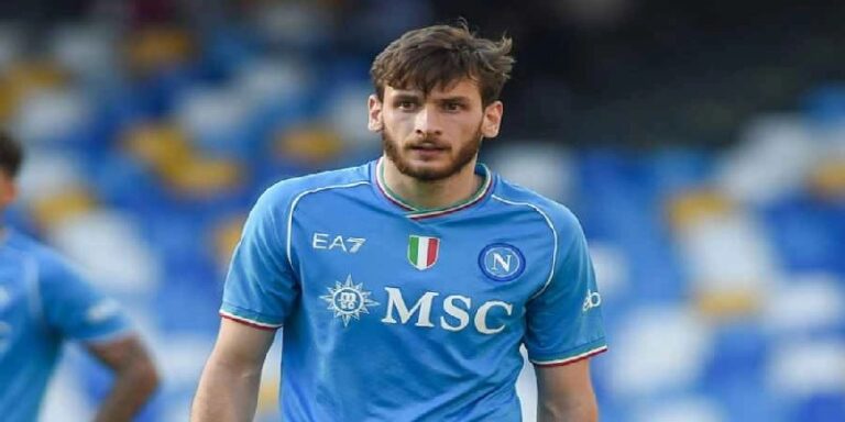 نابولي يقترب من تجديد عقد نجمه الجورجي كفاراتسخيليا