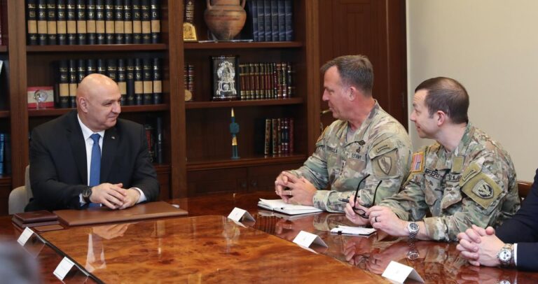 الرئيس عون يستقبل وفداً أميركياً لمناقشة وقف إطلاق النار (صورة)