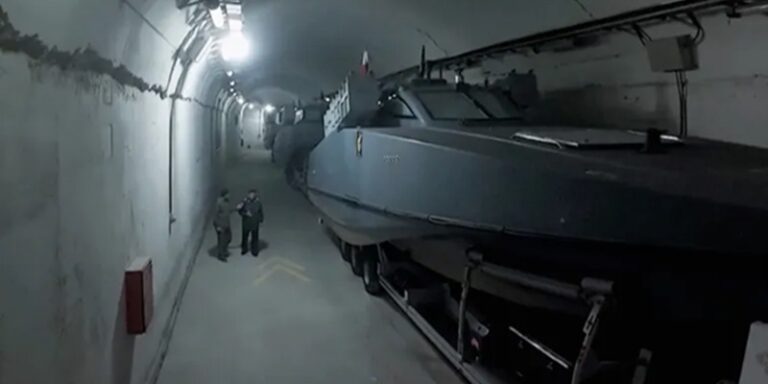 بالفيديو ـ إيران تكشف عن قاعدة بحرية تحت الأرض