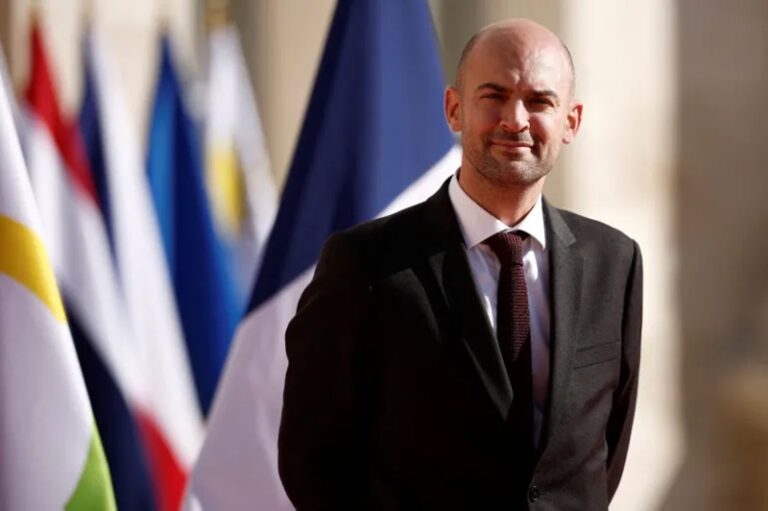 فرنسا تطلب من مواطنيها عدم السفر إلى إيران حتى الإفراج عن معتقليها