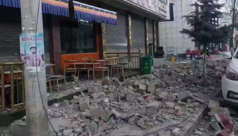 مقتل 95 شخصاً وإصابة 130 آخرين بزلزال الصين (فيديو)