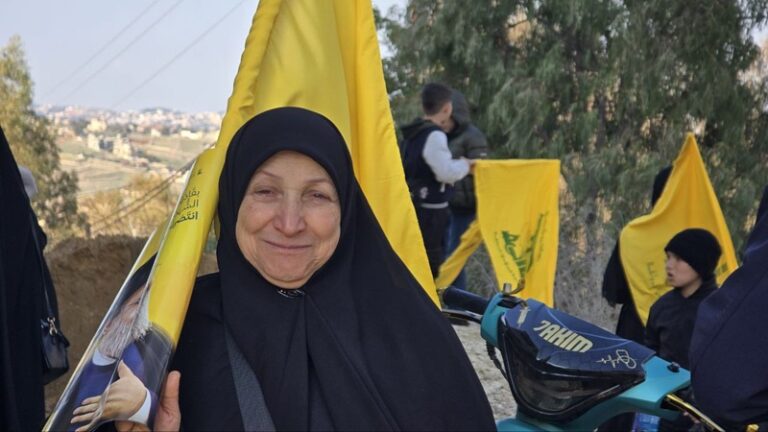 الأهالي يصلون إلى مروحين ومدخل يارون