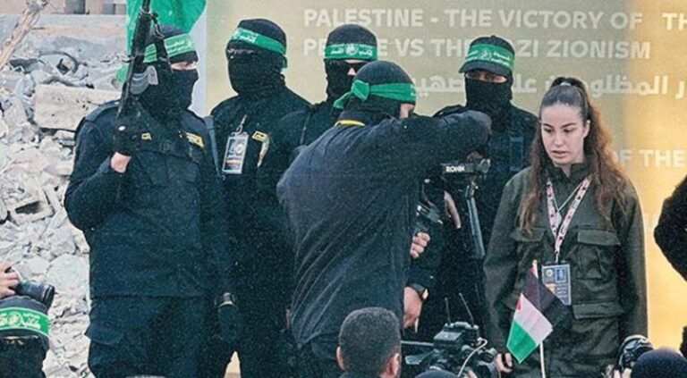 قلادة بلون العلم الفلسطيني بيد المجندة الصهيونية (صورة)