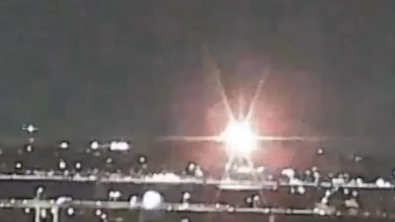 اصطدام طائرتين قرب مطار “رونالد ريغان” الأميركي.. قتلى وعمليات الإنقاذ مستمرة (فيديو)