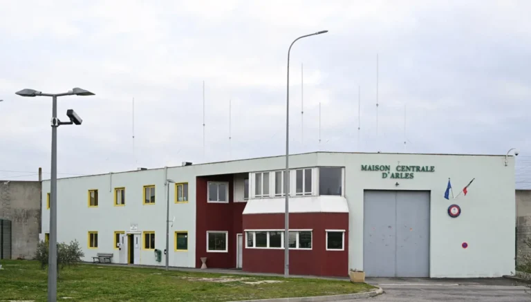 احتجاز 5 رهائن في سجون فرنسا