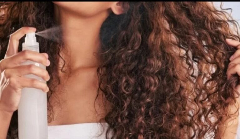 رشّ العطر على الشعر مضرّ أم صحي؟