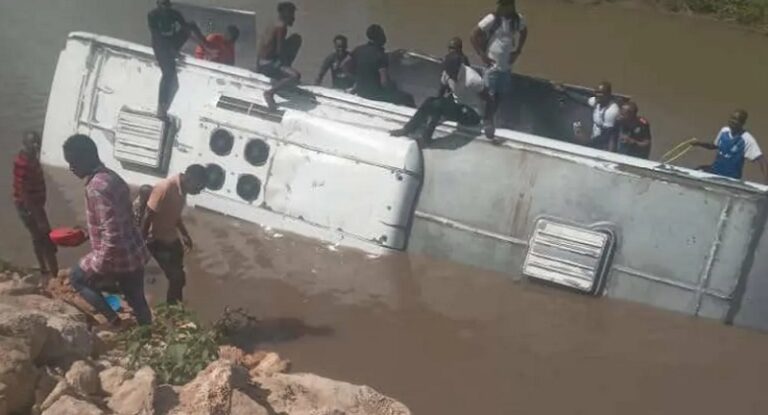 سقوط حافلة بفريق كرة قدم في النهر (فيديو)