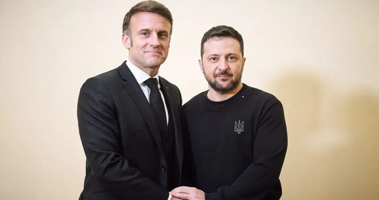 ماكرون يقف إلى جانب زيلنسكي